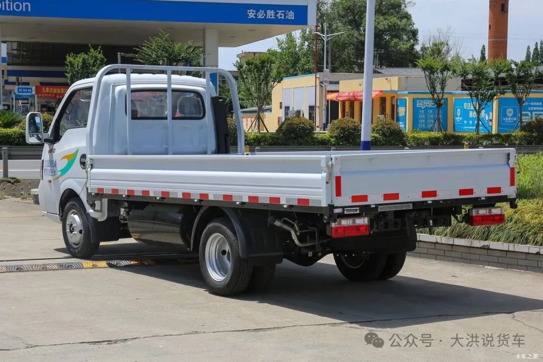 东风途逸T5-CNG版:省下油钱笑开花!(图4) 东风途逸 T5 2.0L 127马力 CNG 3.8米单排栏板小卡(EQ1031S16NC)外观